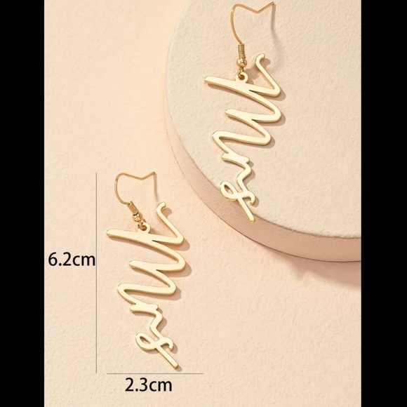 “Mrs” bride bridal drop earrings - Picture 4 of 4